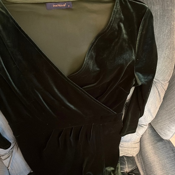 Beautiful emerald green velvet wrap dress - Picture 2 of 6